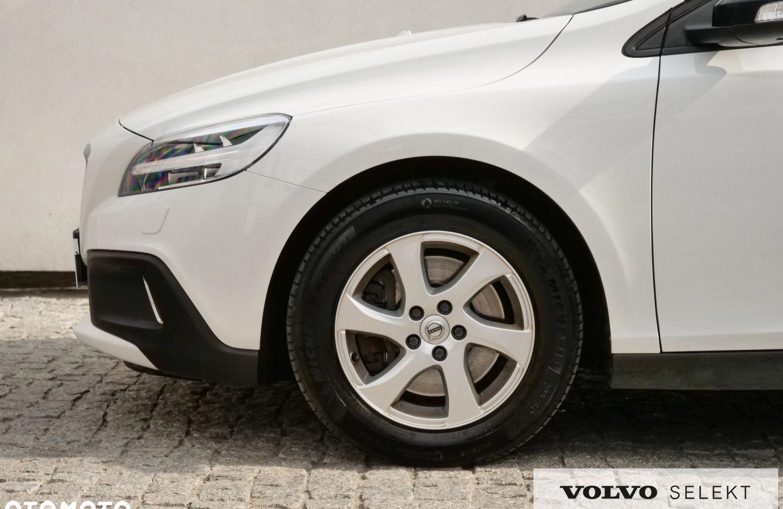 Volvo V40 cena 87900 przebieg: 92080, rok produkcji 2019 z Serock małe 562